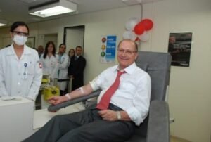 Governador Geraldo Alckmin doa sangue