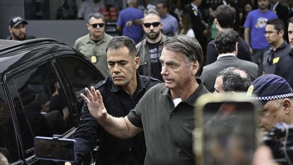 Bolsonaro recebe alta após remoção de lesões; exame mostra anemia