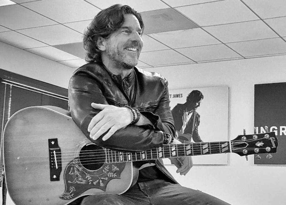 Compositor Brett James, namorada e enteada morrem em acidente aéreo nos EUA