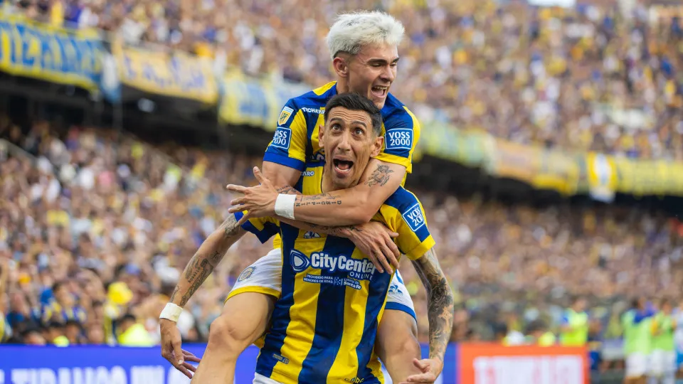 Di María marca de escanteio e garante empate do Rosario contra o Boca