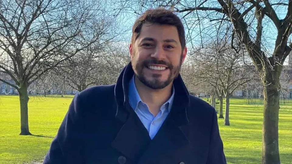 Evaristo Costa revela constrangimento em avião devido a doença rara