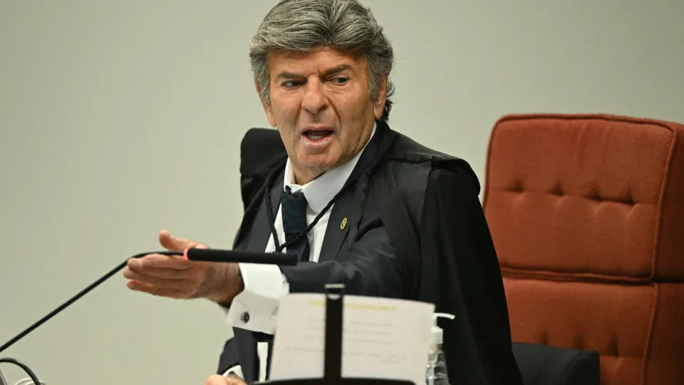 Fux abandonou plenário do STF durante críticas de Gilmar à Lava Jato