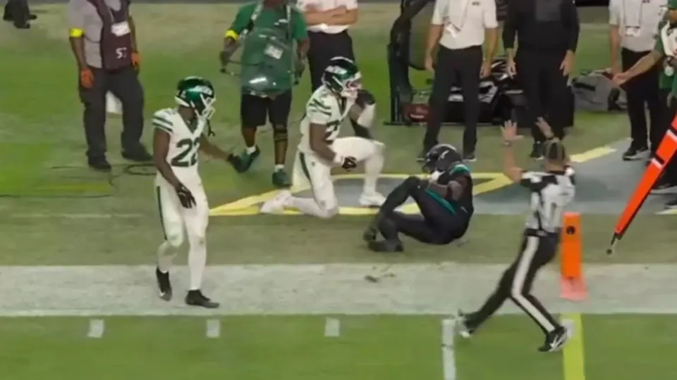 Jogador da NFL fica com a perna ao contrário em lesão chocante; veja