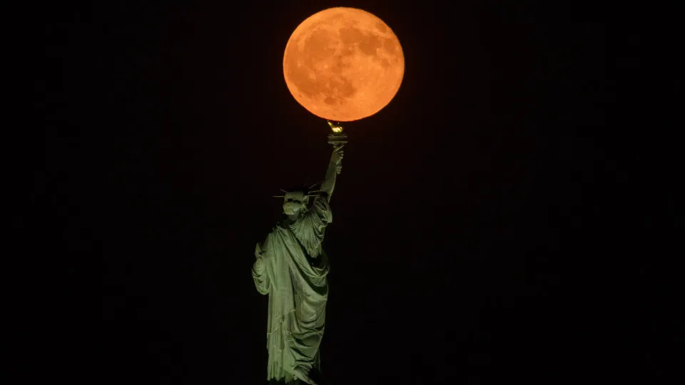 ‘Lua do Esturjão’ tomou conta dos céus e as imagens são impressionantes