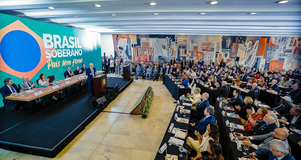 Lula ironiza críticas de Trump e sugere que presidente dos EUA use o PIX: ‘Coisa moderna’