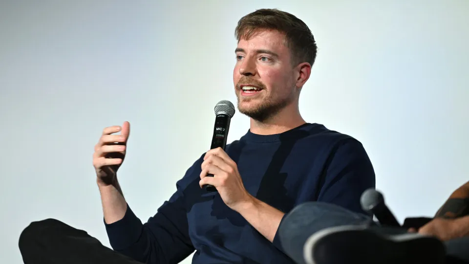 Maior influencer do mundo dá US$ 500 mil para homem fugir de casa em chamas