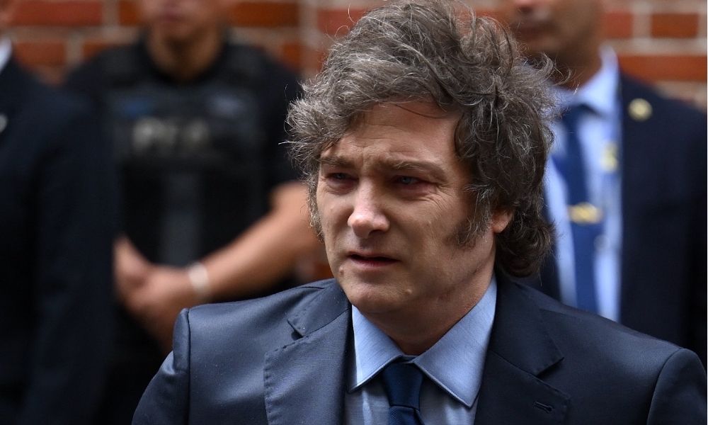 Milei lança livro com show de rock em meio a crise política e econômica na Argentina