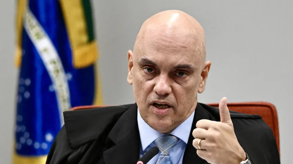 Moraes diz não haver dúvida de tentativa de golpe e que Bolsonaro liderou atos executórios