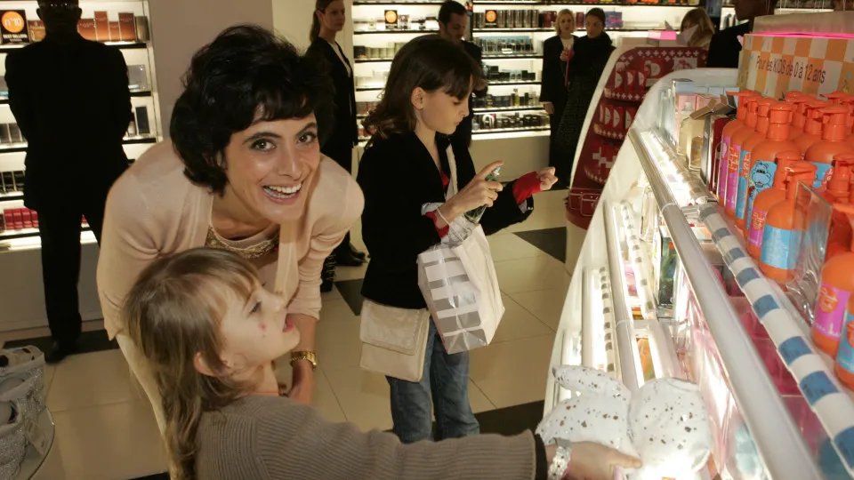 Os perigos de crianças usarem produtos de beleza de adultos