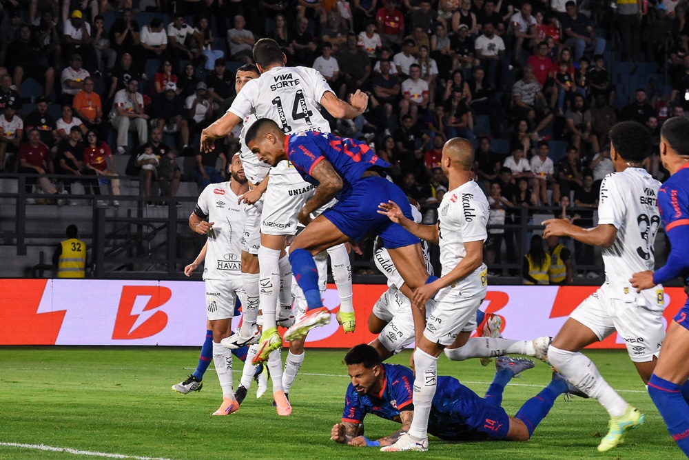 Santos e Bragantino empatam em jogo marcado por virada e fim de jejuns