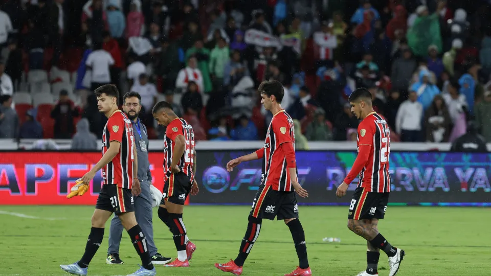 São Paulo vacila demais, perde da LDU e se complica na Libertadores