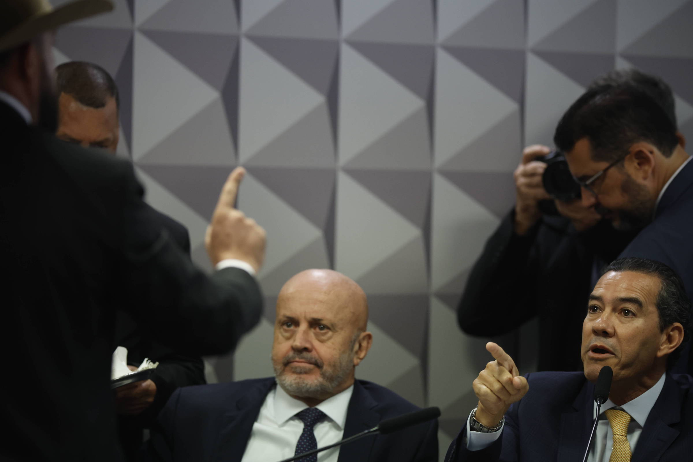 Vídeo: Depoimento do ‘Careca do INSS’ a CPI vira tumulto – 25/09/2025 – Mercado