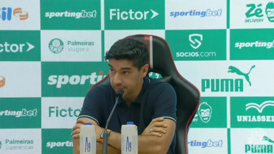 Abel Ferreira rebate críticas de Crespo e defende arbitragem; veja