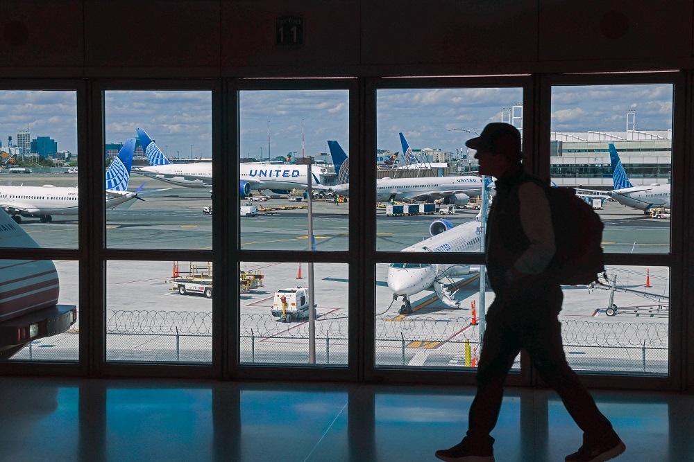 Aeroportos dos EUA sofrem atrasos e cancelamentos devido à paralisação do governo
