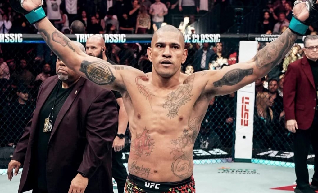 Alex Poatan atropela russo com nocaute em 80 segundos e retoma cinturão do UFC