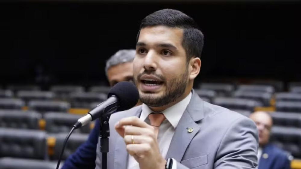 André Fernandes pede um minuto de aplausos pelas mortes dos criminosos no RJ