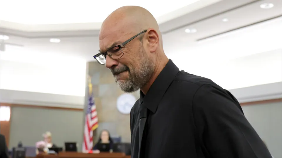 Apresentador descobre ao vivo que esposa foi presa por planejar sua morte