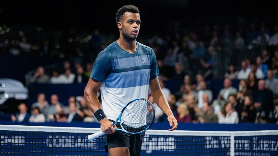 Atual campeão e saque a 246 km/h: quem é rival de João Fonseca na Basileia