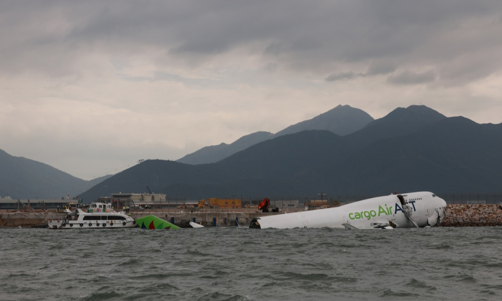 Avião cargueiro cai no mar durante pouso em Hong Kong e deixa dois mortos