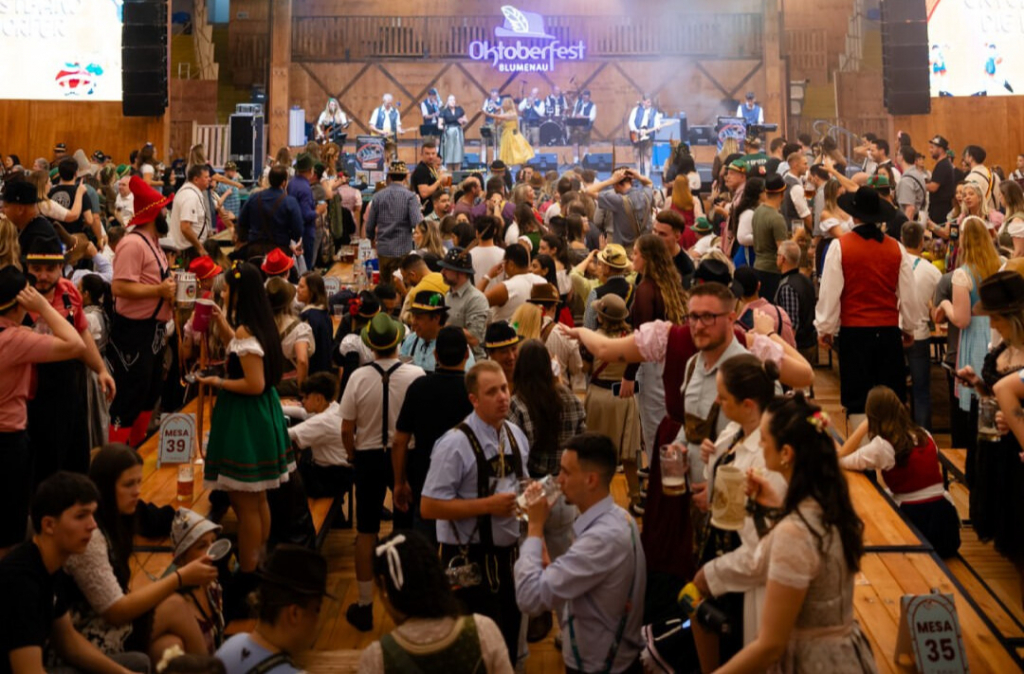 Bebidas da Oktoberfest de Blumenau (SC) passam por testes de metanol