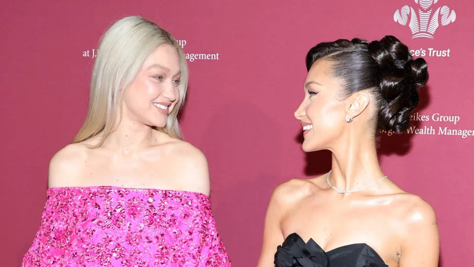 Bella e Gigi Hadid combinam look e ficam descalças em casamento da irmã