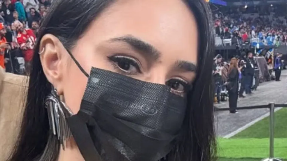 Bruna Biancardi surge de máscara após celulite facial