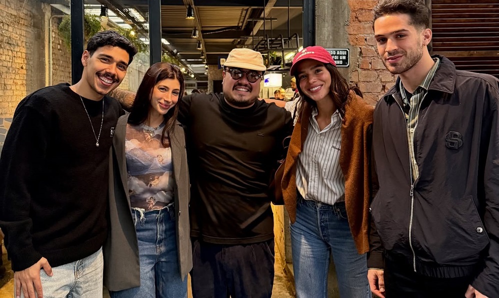 Bruna Marquezine e João Guilherme surgem juntos em foto compartilhada por chef de restaurante