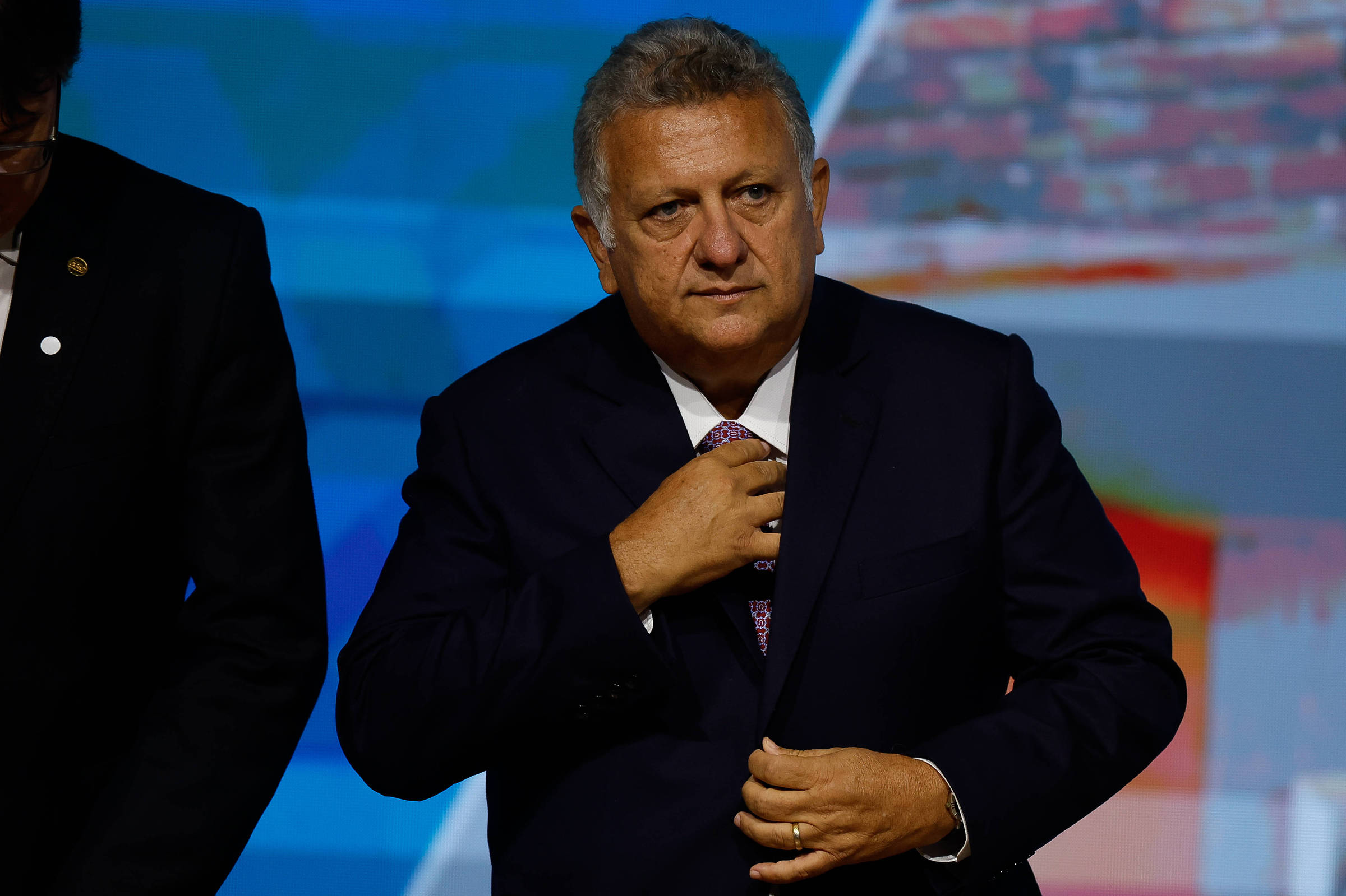 Caixa emprega ex-mulher de ministro e filha de deputado – 15/10/2025 – Mercado