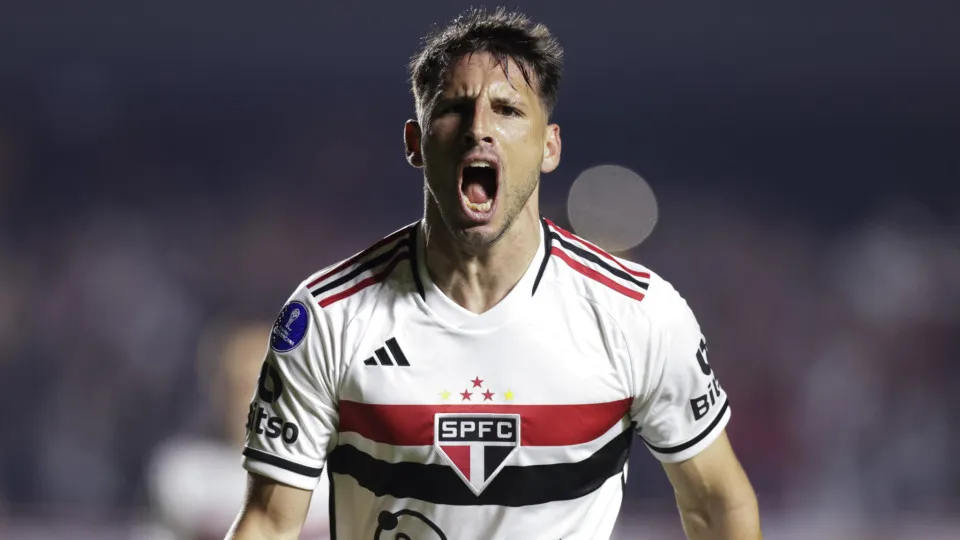 Calleri volta a treinar com bola no São Paulo, e retorno em 2025 é possível