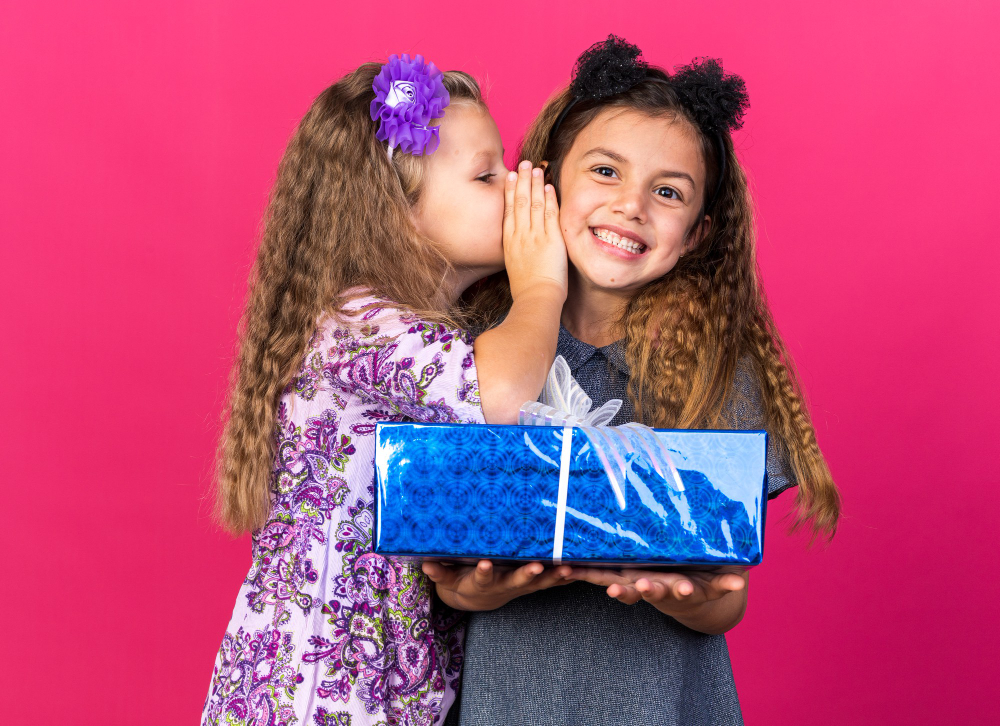 Dia das Crianças: o que uma poeta faz com uma boneca?