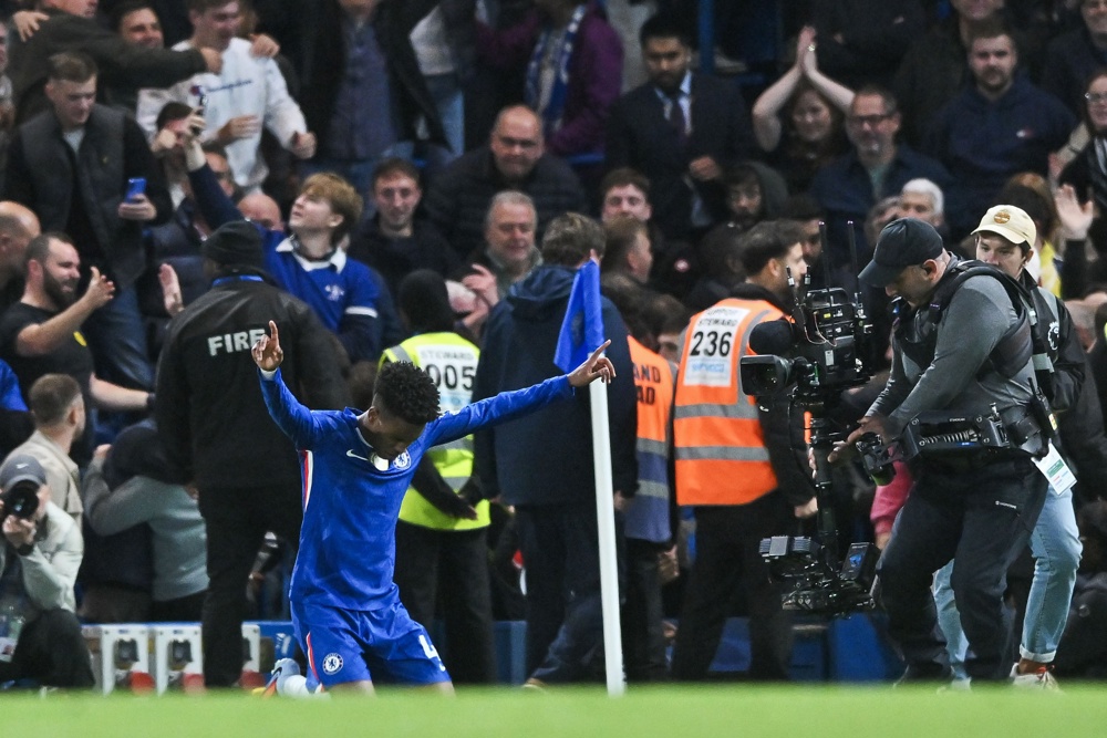 Estêvão faz nos acréscimos seu primeiro gol na Premier League e vira herói da vitória do Chelsea sobre o Liverpool