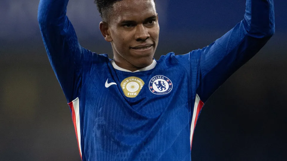 Estêvão quebra marca de Jesus na Inglaterra, mas fica atrás de ex-lateral