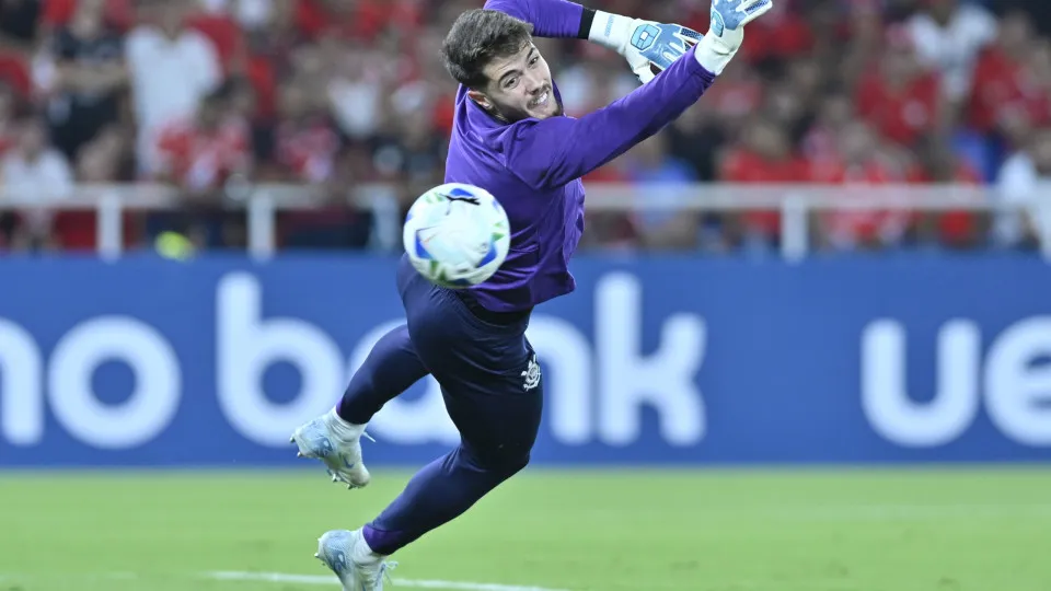 Goleiro que nunca jogou se prepara para substituir Hugo no Corinthians