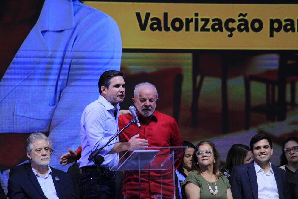 Hugo Motta é vaiado em evento de Dia dos Professores com Lula no Rio