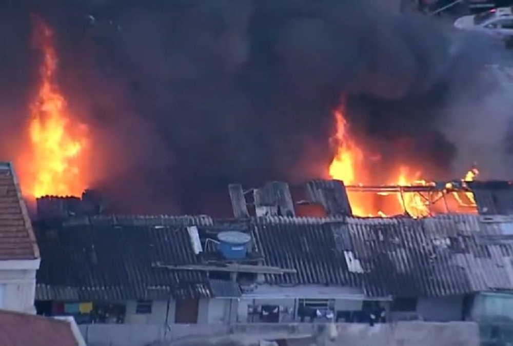 Incêndio atinge galpão na Liberdade, região central de São Paulo