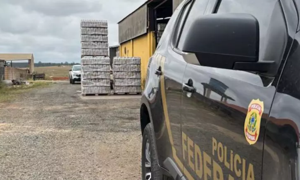 Indústrias suspeitas de vender bebida adulterada com metanol são alvo de fiscalização da PF