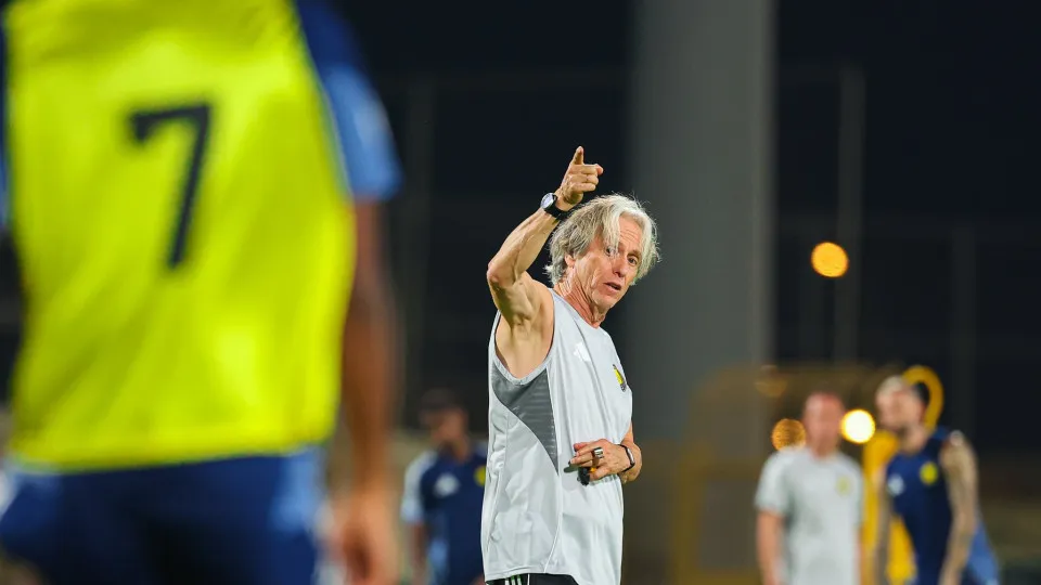 Jorge Jesus não perdoa e pune brasileiro por excesso de peso no Al Nassr
