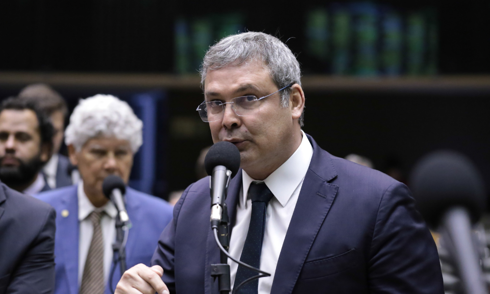 Líder do PT admite chance de derrota em MP do IOF e diz que governo pode compensar perda