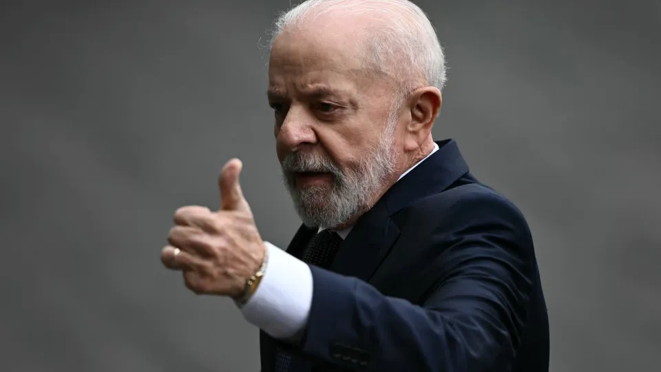 Lula visita fábrica que fornece 19 milhões de produtos ao SUS