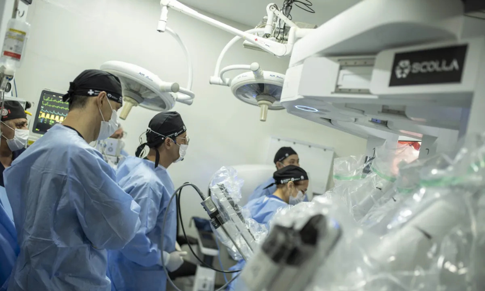 Médico brasileiro no Kuwait opera paciente em Curitiba e cirurgia entra para o Guinness