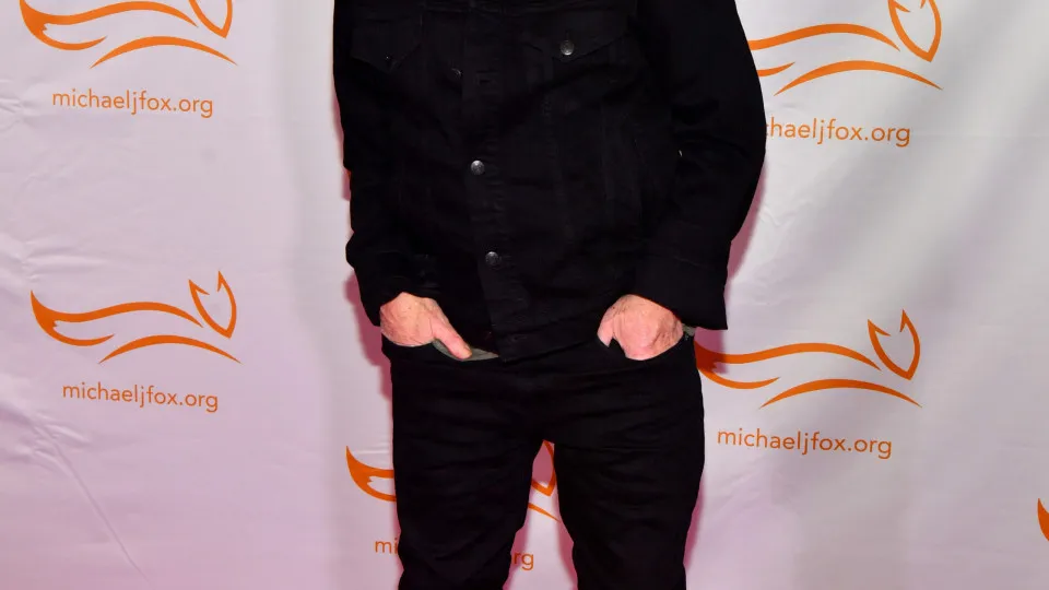 Michael J. Fox revela que quase não anda mais por medo de quedas