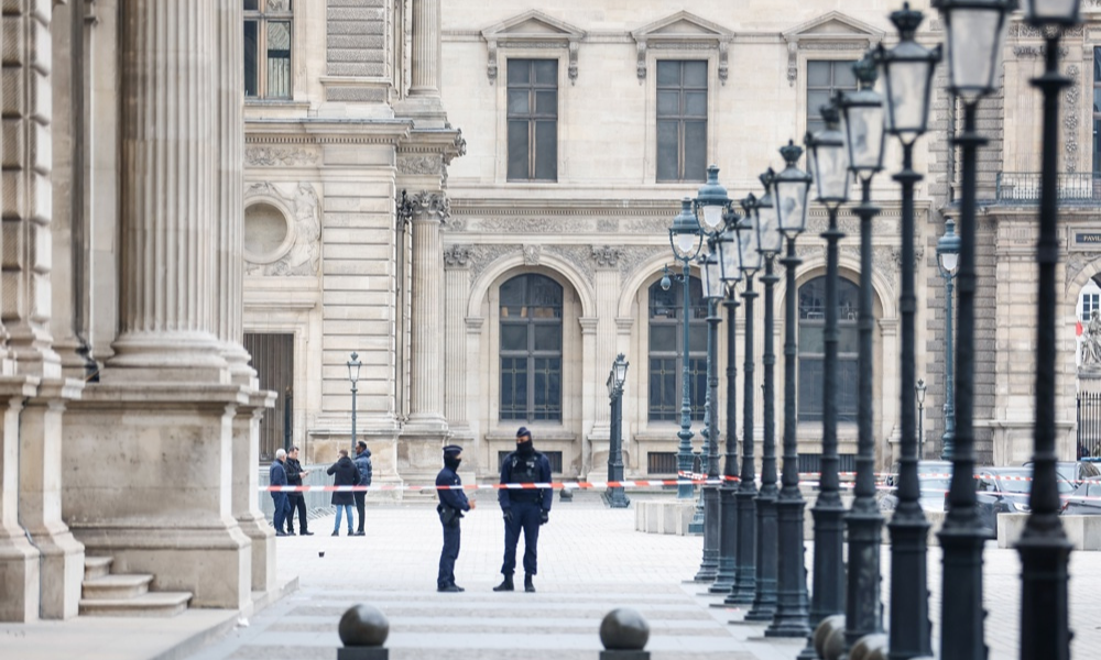Ministra francesa diz que ladrões do Louvre perderam uma das joias roubadas durante fuga