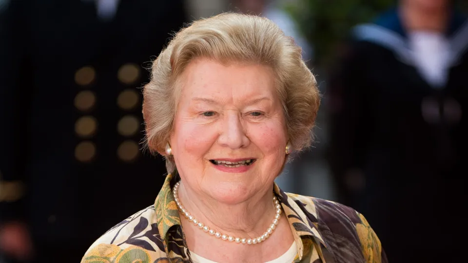 Morre Patricia Routledge, estrela de Keeping Up Appearances, aos 96 anos