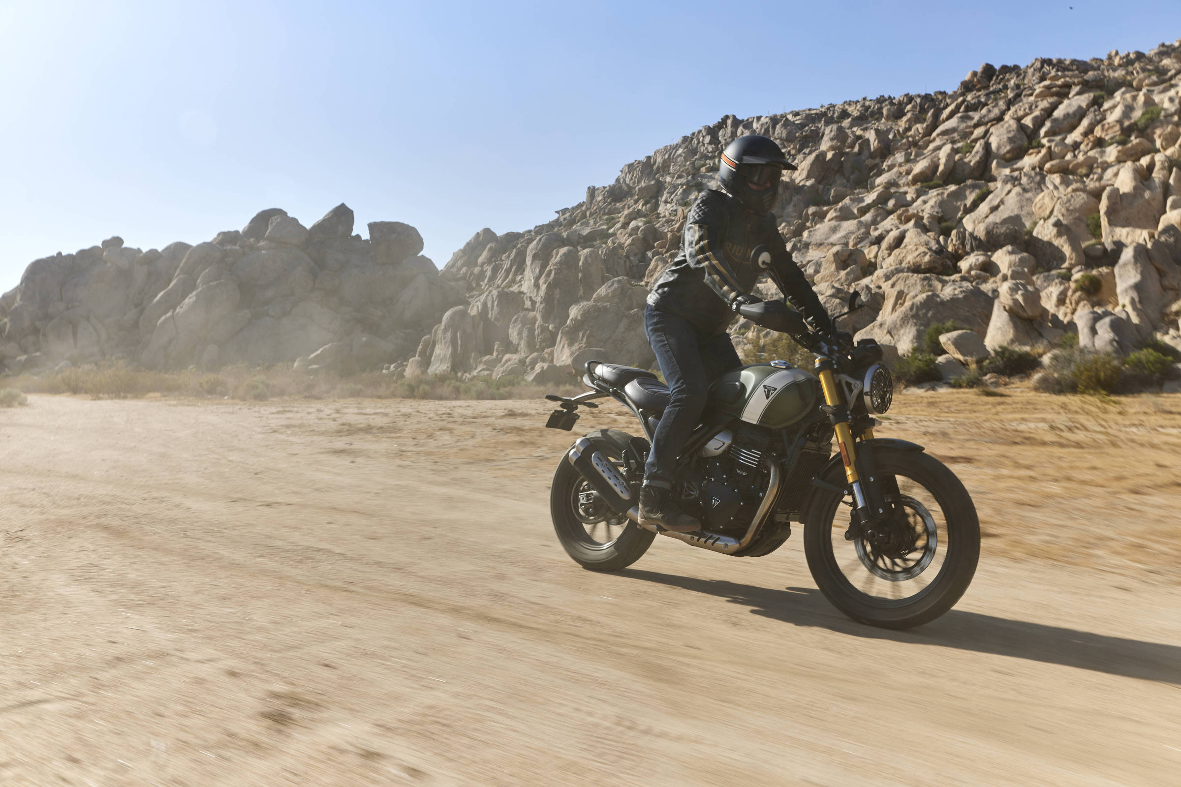 Moto Triumph Scrambler 400 X passa bem pelo asfalto ruim – 27/10/2025 – Mercado