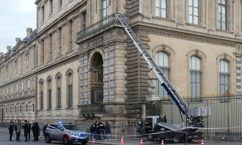 Museu do Louvre é fechado após assalto e roubo de joias