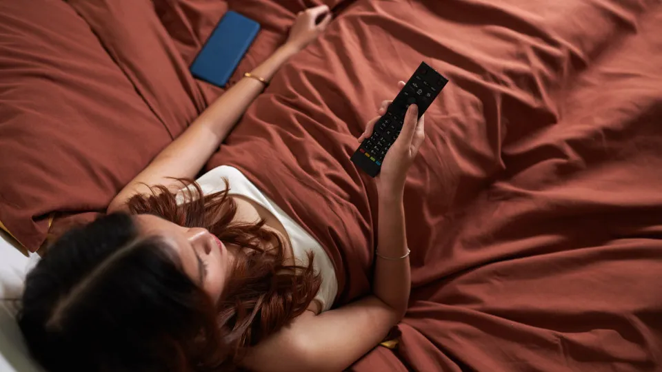 O impacto de dormir com a TV ligada para o seu corpo