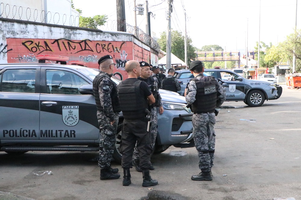 Operação policial no Complexo da Maré resulta em caos no trânsito e morte de líder do tráfico