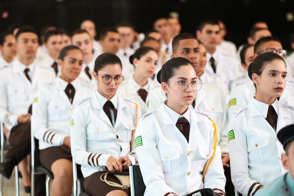 Paraná avança em projeto de escolas cívico-militares enquanto proposta de SP trava
