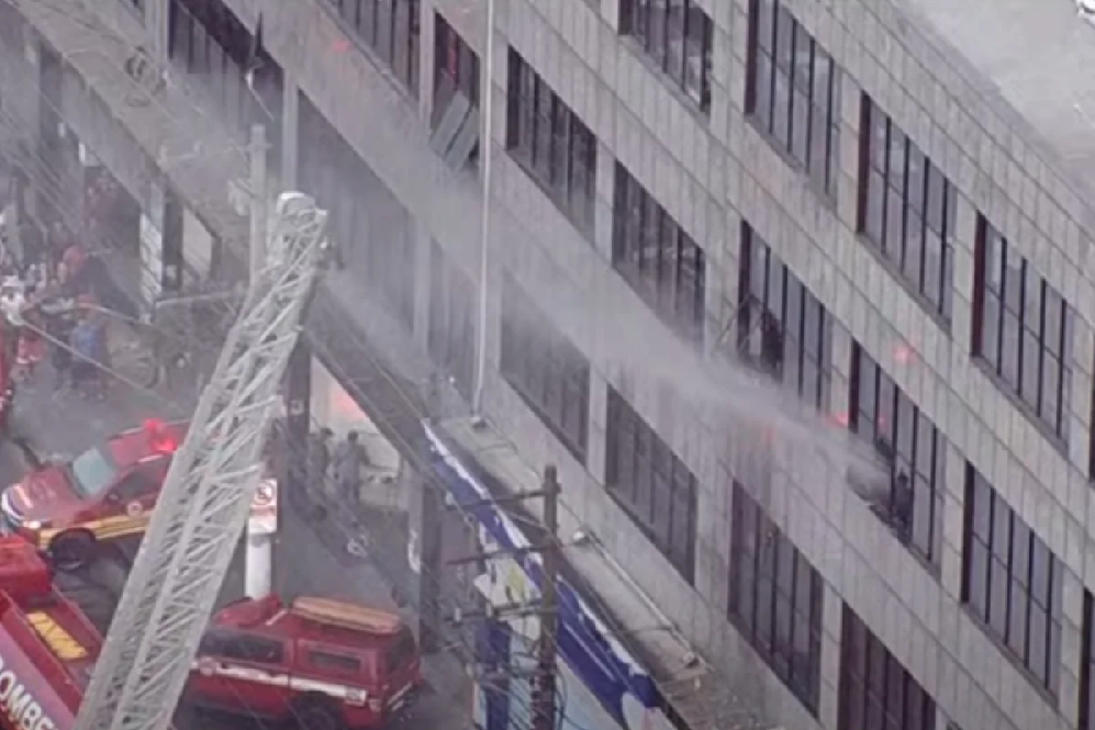 Prédio comercial pega fogo no Brás