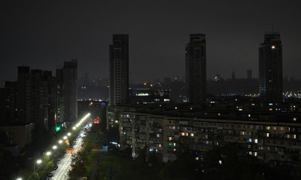 Rússia ataca Ucrânia e deixa milhares sem energia às vésperas do inverno; Zelensky pede a Trump acordo de paz na região